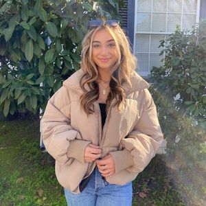 Meet your Posher, Melika